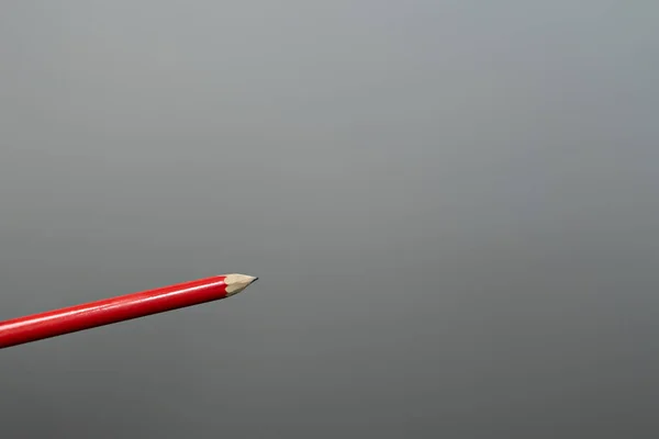 Lápiz Construcción Rojo Sobre Fondo Gris — Foto de Stock