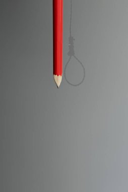 Gri arkaplanda kırmızı kalem