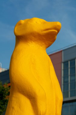 Parktaki çimlerin üzerinde renkli plastikten yapılmış bir mirket figürü.