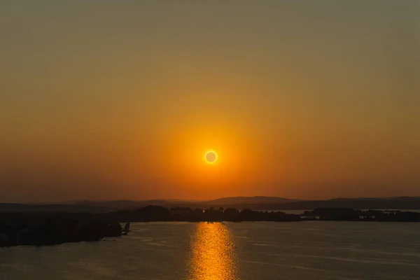 湖の上の日没の間 太陽は地平線の上に低い — ストック写真