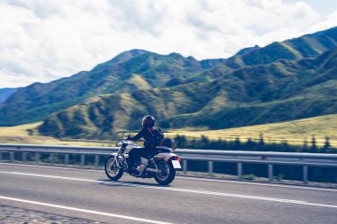 Motosiklet yolda. Boş bir yolda motosiklet sürerken iyi eğlenceler..