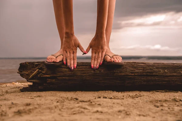 Legs Hands Girl Log Lies Sand Water — Stock Photo, Image