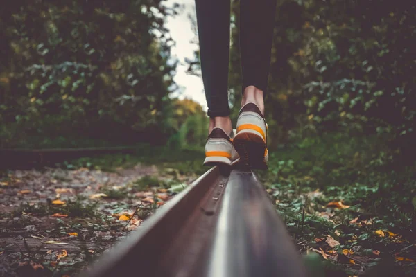 Vrouw Die Evenwicht Rails Loopt Stockfoto