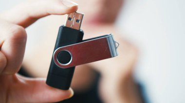Bir Pen Drive USB USB bellek çubuğu tutan kadın