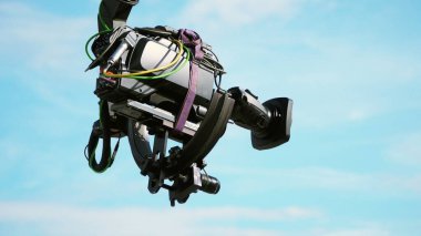 Kamera vinç kolundaki profesyonel TV yayın kamerası - gökyüzü arkaplanı