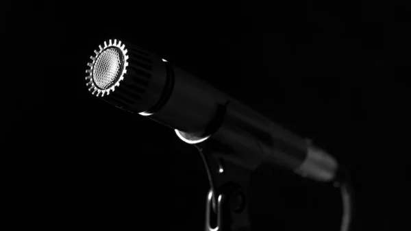 Micrófono de guitarra profesional SM57 - fondo negro — Foto de Stock