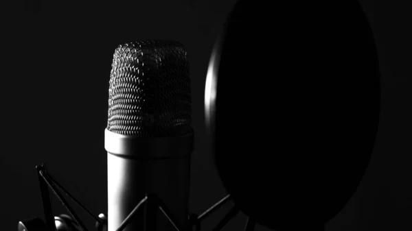 Condensador de estudio micrófono vocal - equipo de estudio de grabación profesional - fondo negro —  Fotos de Stock