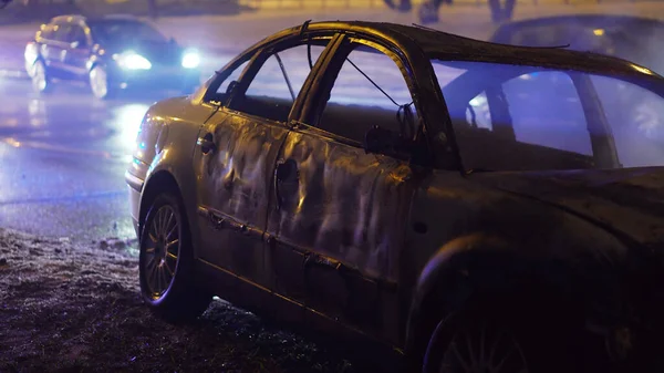 车祸后在街上被烧毁的汽车 — 图库照片