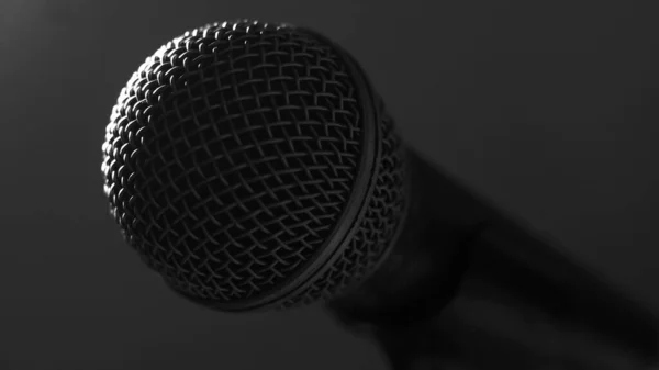 Fotografia macro de um microfone vocal profissional de palco - luz de fundo de tecla baixa — Fotografia de Stock