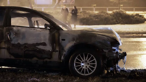 波兰华沙冬日大街，一辆严重碰撞后被烧毁的汽车的侧面 — 图库照片