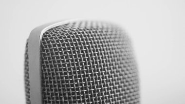 Stüdyo yoğunlaştırıcı ses mikrofonunun yakın çekim görüntüsü - profesyonel mikrofon - beyaz arkaplan