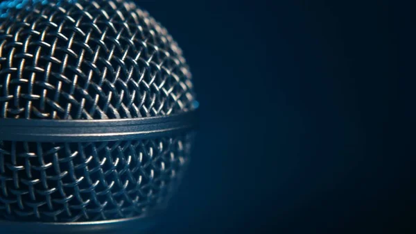 Macro shot van een podium microfoon professionele vocale microfoon - zwarte achtergrond — Stockfoto