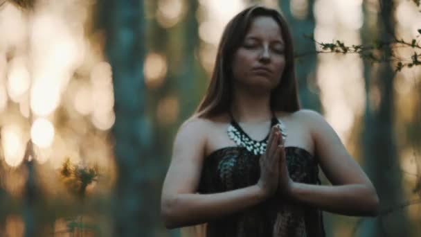 Feiticeira no bosque. Retrato de câmera lenta ampla tiro — Vídeo de Stock