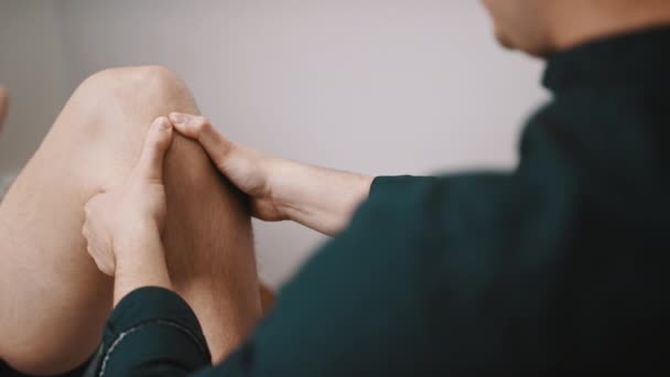 Physiotherapieberatung bei Knieproblemen des Patienten Physikalisches Therapiekonzept — Stockvideo