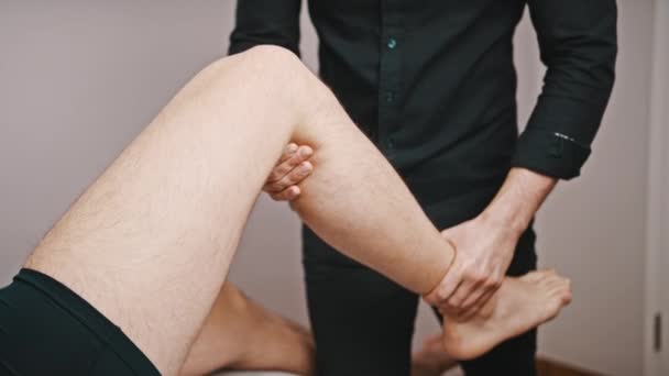 Lékařská konzultace s pacientem Problémy s kolenem Koncept fyzikální terapie — Stock video