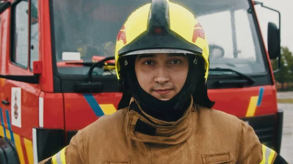 Retrato do bombeiro em uniforme completo — Fotografia de Stock