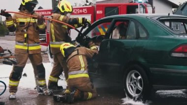 Varşova Polonya 05.30. 2020 İtfaiyeciler araba kazasının olduğu yerde araba kapısını keserek açtılar. Yavaş çekim