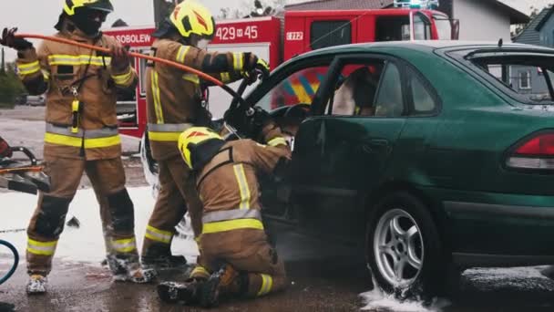 Warschau Polen 05.30.2020 Brandweerlieden snijden autodeur open bij een auto-ongeluk. Langzame beweging — Stockvideo