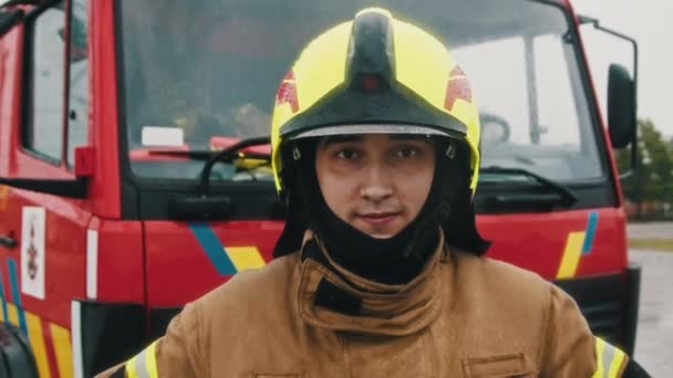 Retrato del bombero en uniforme listo para el rescate. Movimiento lento — Vídeo de stock