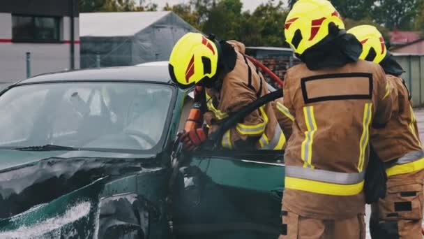 消防車のドアを車の事故のシーンで開く切断。スローモーション — ストック動画