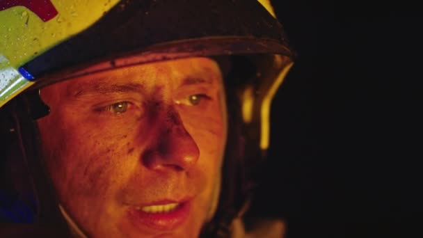 Portrét unaveného ohňostroje po dlouhých hodinách zachraňování lidí před ohněm. Zavřít, zpomalit. — Stock video