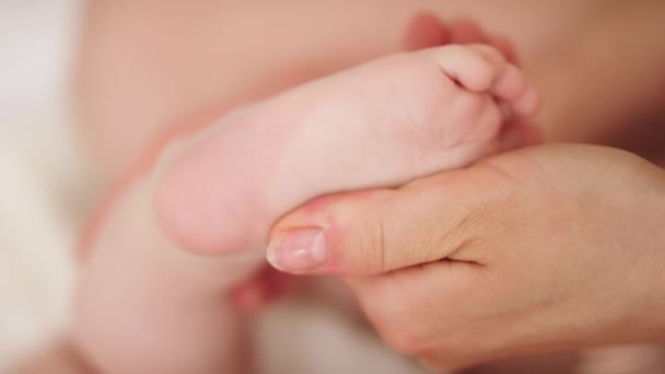 Mère massant et chatouillant les petits pieds de bébé. gros plan plan plan au ralenti — Video