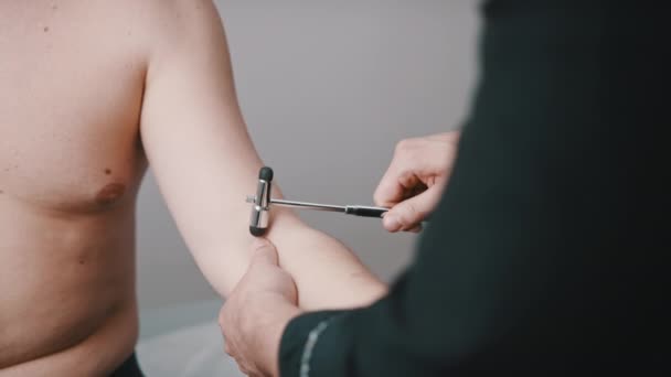 Невролог перевіряє рефлекс руки пацієнтів — стокове відео