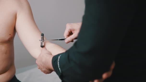 Ο νευρολόγος ελέγχει το αντανακλαστικό του χεριού των ασθενών. Αργή κίνηση — Αρχείο Βίντεο