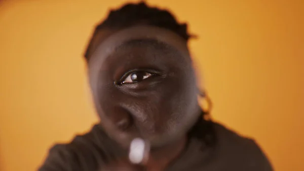 Portrét Afričana, jak se dívá přes lupu — Stock fotografie