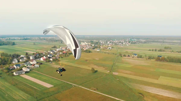 Parapente Tandem Paramotor volando en el aire - campo de Polonia — Foto de Stock