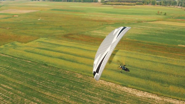 Légi drón kilátás Paramotor Tandem szórakozás siklás és repülés a levegőben — Stock Fotó