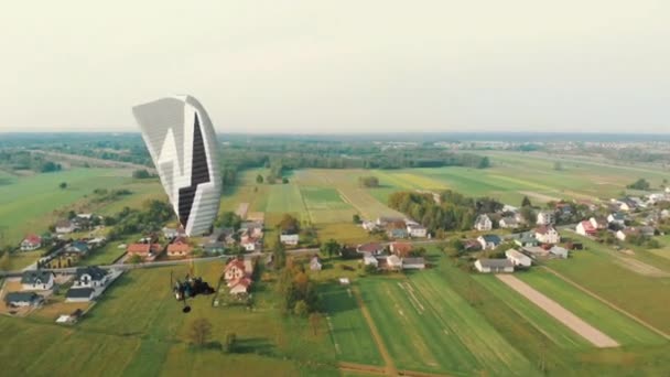 LuchtDrone uitzicht op Paramotor Tandem met plezier glijden en vliegen in de lucht — Stockvideo