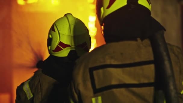 Aus nächster Nähe: Feuerwehrleute löschen den Brand mit dem Schlauch — Stockvideo