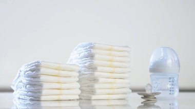 Bebek bezi yumuşatıcı ve şişe - ebeveynlik ve bebek konsepti