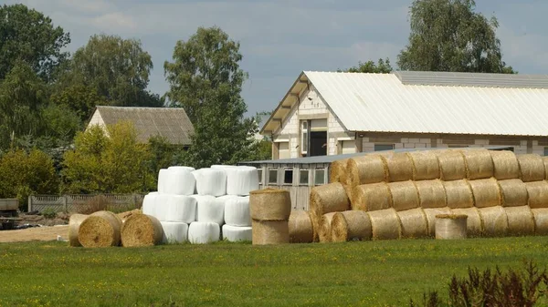 Ecological Farmhouse - Barn and bales of straw — Stock Photo, Image
