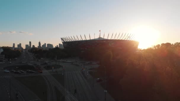 Warszawa, Polonya 05.21.2020 Rondo Waszyngtona - Ulusal Atadium ve Warsaw Skyline — Stok video