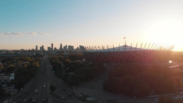 Warszawa, Polônia 05.21.2020 Rondo Waszyngtona - Estádio Nacional e Varsóvia Skyline visto em segundo plano — Vídeo de Stock