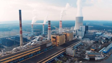 Hava kirliliği kavramı. Baca dumanlı elektrik santrali. Drone Aerial Kozienice enerji santrali - Swierze Gorne