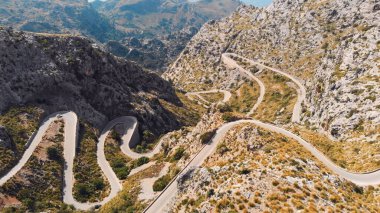 Serra de Tramuntana 'daki Sa Calobra yolu - Mallorca, İspanya' daki dağlar