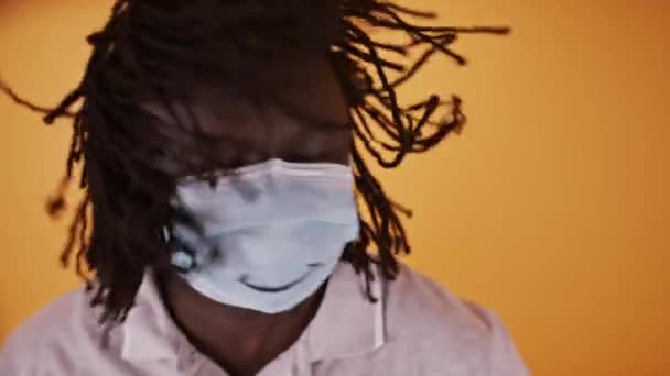 Africain avec masque facial secouant ses cheveux tressés — Video