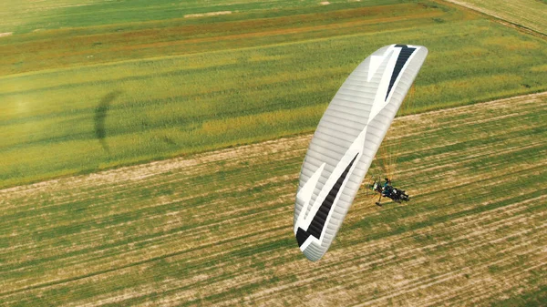 Aerial Of Paraglider Paragliding Over Green Fields — Stock Photo, Image
