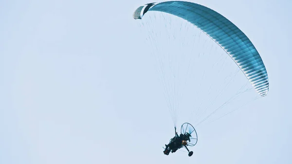 Paramotor Tandem Gliding And Flying In the Air. Espace de copie — Photo