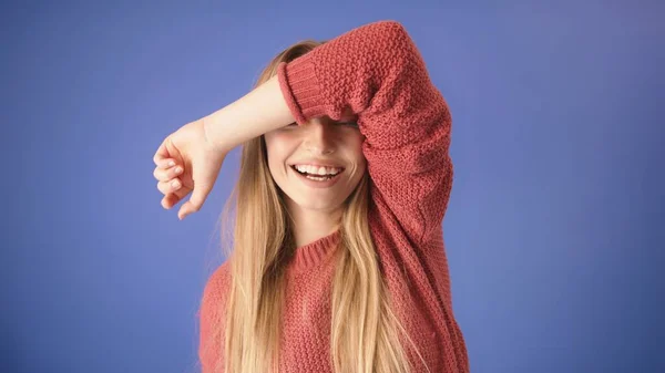 Tímido riendo lindo rubia chica 20s cubriendo ojos aislado en azul pantalla — Foto de Stock
