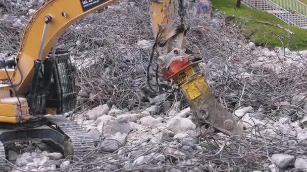 Concasseur hydraulique excavatrice machines détruisant les câbles et les tuyaux d'un pont — Video