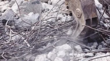 Hidrolik Ezici kazıcı makineleri bir köprünün kablolarını ve borularını yok ediyor. Kapat.