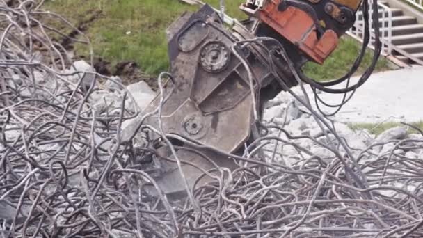橋のケーブルやパイプを破壊する油圧クラッシャー掘削機機械。閉じろ! — ストック動画