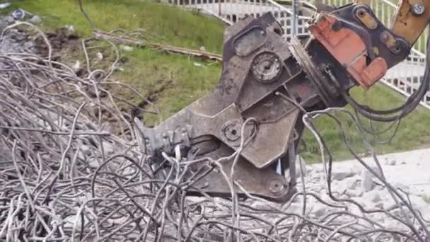 Hydraulické stroje na drcení drtičů ničí kabely a potrubí mostu. Zavřít — Stock video