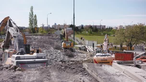 Warszawa 05.02.2020 Ciężkie maszyny burzą stary most. Szeroki strzał. — Wideo stockowe