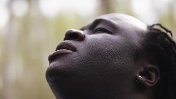 Fechem a foto de um homem africano a respirar e a olhar para o céu. Movimento lento — Vídeo de Stock