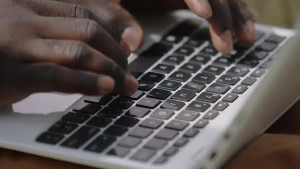 Κοντινό πλάνο, τα χέρια ενός Αφρικανού που χρησιμοποιεί φορητό υπολογιστή — Αρχείο Βίντεο